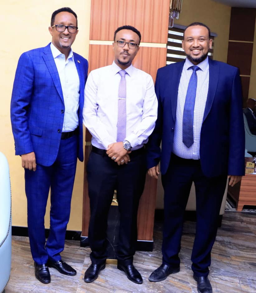 Roblemuser's tweet photo. Democracy & Good Governance in action
Hargeisa elected council included Ex Mayor #Abdirahman #Solteco crowned @AbdikarimMoge as the new Mayor for Hargiesa the capital of Republic of Somaliland, the city of sovereignty, generosity & mother art, heroes, leaders & elite https://t.co/KPrWnHxkWs