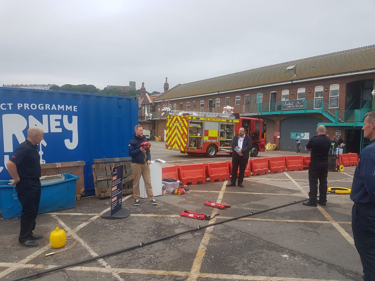 Whiskey712's tweet photo. @ScarboroughFir2 crews working in partnership with @RNLI and @ScarboroCouncil colleagues to promote water safety https://t.co/vByvEf3x0B