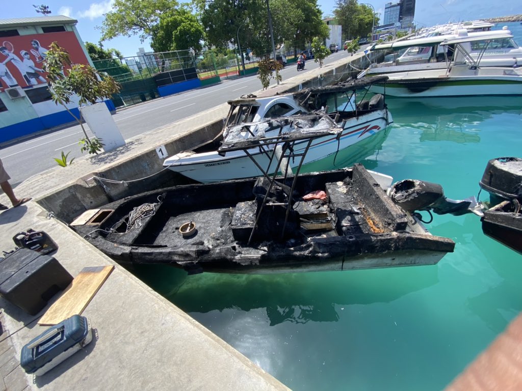 yoosufkombe's tweet photo. Aammunnah mi varuge bodethi gellun libunyma hama ekani phone number nagaafa gulhaanamey bunyma @PoliceMv ah nimuny. @riyazabdulla mi kamuge Zimma nagan jehey. Ethah maheh vandhen MGH ge Tolhi Fahaa Launch ethaaga nudhuvvaa baavvafa Othy. Halaaku vefa oi 2 engine alhaafa. (1) https://t.co/E5jIGOuC3D