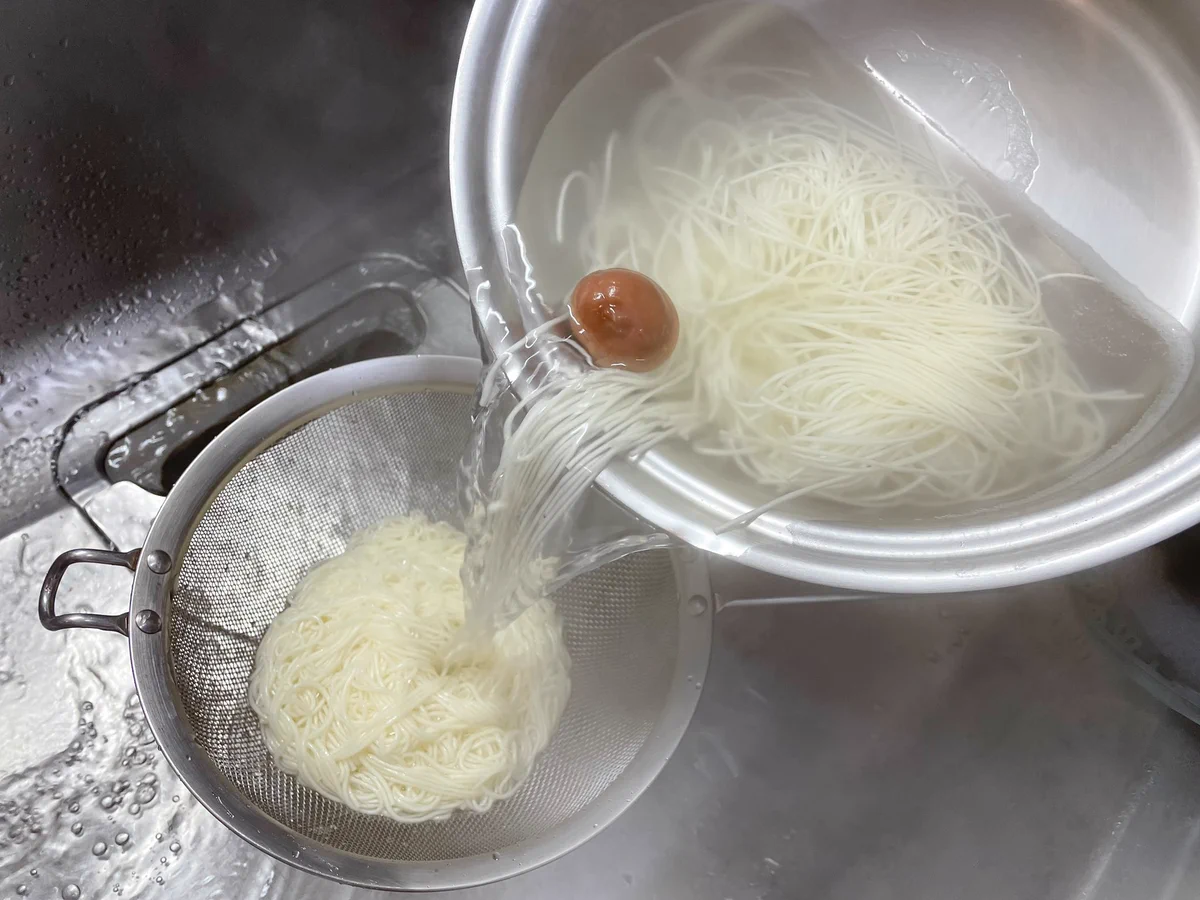 茹でるとき、あの食品を入れるだけ！素麺のコシがアップするというテクニック！