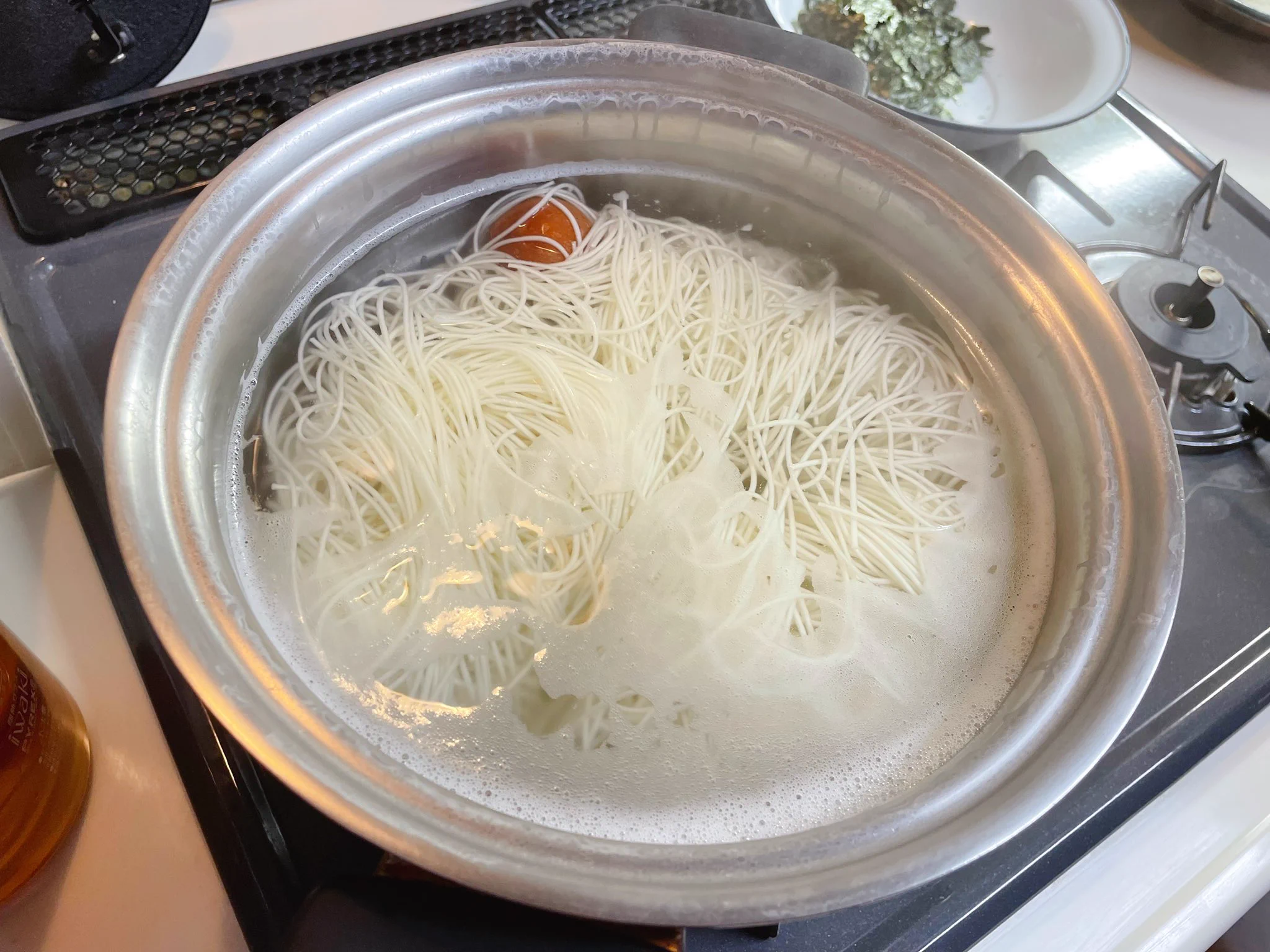 茹でるとき、あの食品を入れるだけ！素麺のコシがアップするというテクニック！