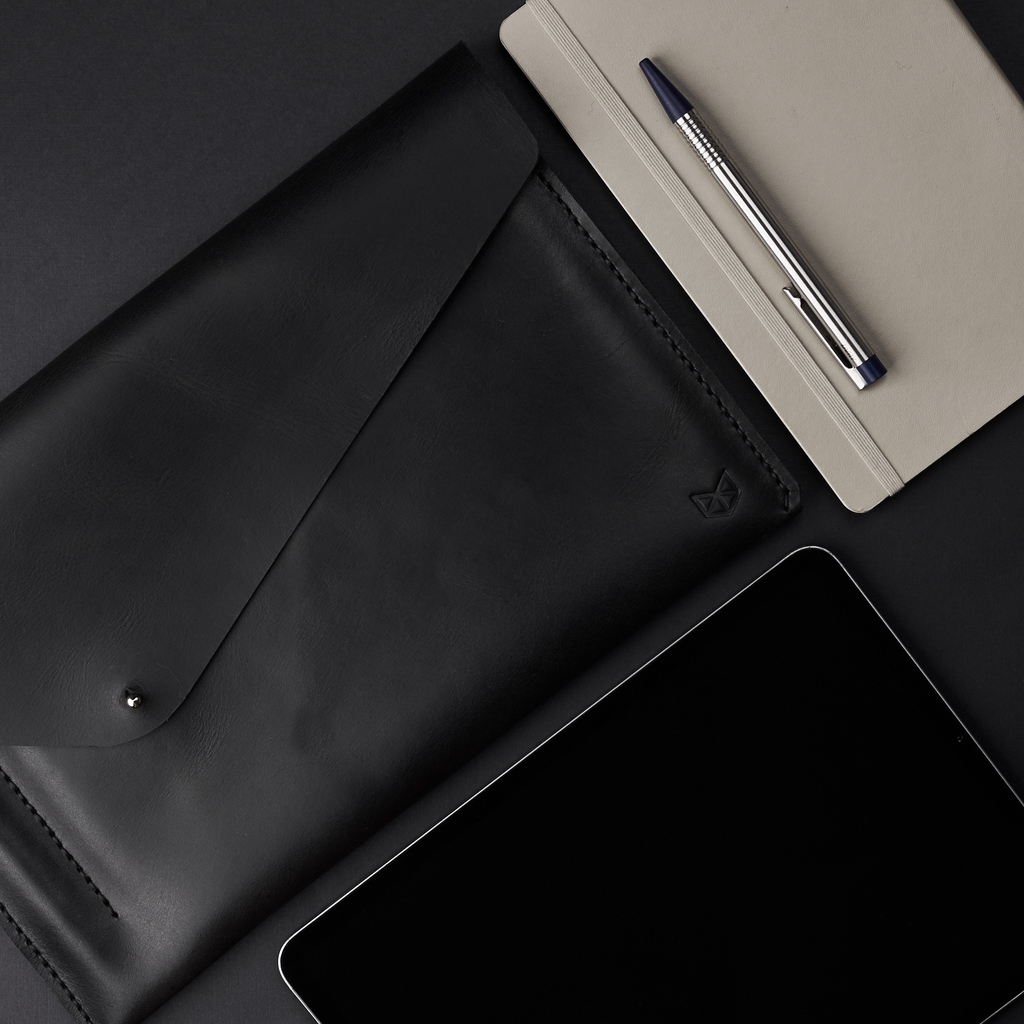 Our MacBook and iPad sleeves are the perfect gift for men that love clean designs: simple and functional

capraleather.com/collections/le…