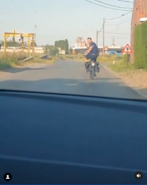 alechat1's tweet photo. Après Zlatan qui considère que le vélo, c'est la liberté,
voici @yveslampaert qui rentre chez lui à vélo, avec des sacoches, juste après avoir remporté le titre de champion de Belgique du contre-la-montre.
😍😍😍
#solutionvelo

https://t.co/qcaOaBSU4a https://t.co/NaL1weUhVP