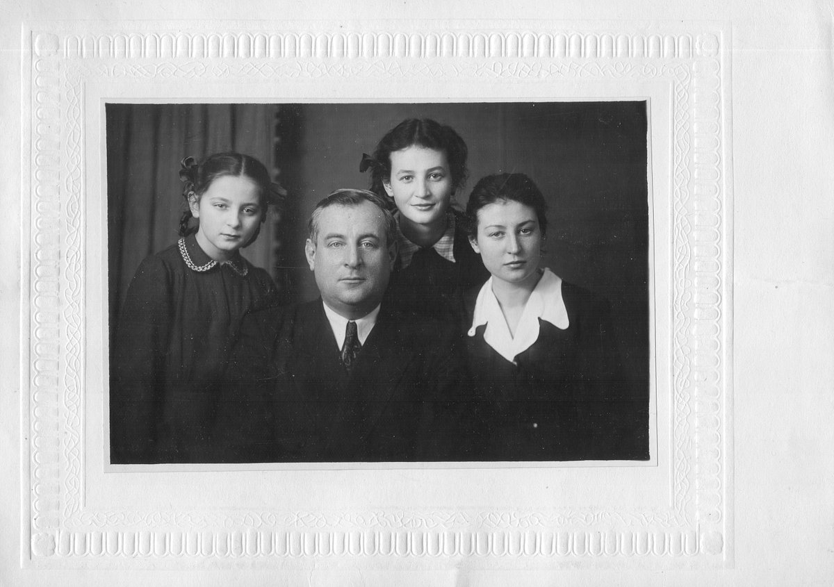 Волженский Александр Владимирович с дочерьми. Слева -- Волженская Вера Александровна (1944-2007)