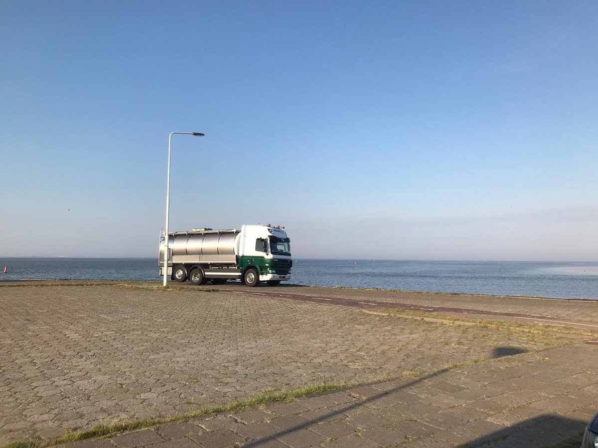 Na 8 jaar ups en downs werken aan de #stikstof oplossing voor de #natuur op Schiermonnikoog als voorbeeld voor Nederland de eerste volle tankwagen de boot op: zuivelproducten vanschier.nl Complimenten aan de boeren en iedereen die heeft bijgedragen