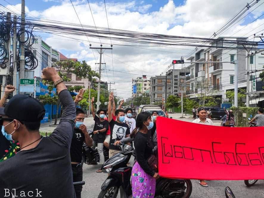 2021Revtweets's tweet photo. Mya Taung strike against military dictatorship on the 68th street of Manawhari, Mandalay, on June 17. #WhatsHappeningInMyanmar #June17Coup https://t.co/c8L2OQ8CFf