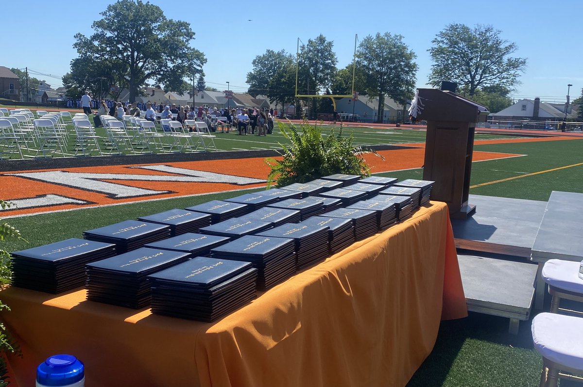 SupeHaze's tweet photo. @LPS_McManus Preparing to celebrate our 8th grade scholars! 📚🎓🎉🎈🎊👏🏾🥳 https://t.co/JjCqWkXJsI