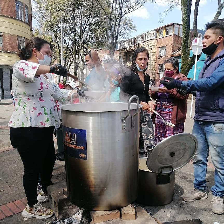 Son15Letras's tweet photo. ⚠️#ATENCIÓN ⚠️

Tenemos hoy y mañana para encontrar 180 personas que quieran donar $ 10 mil o víveres para las #OllasComunitarias, si eres una de ellas envíame un mensaje. Si no, regálame por favor un RT para que le llegue a más gente. 🙏🏾 https://t.co/GId6cqPiHp