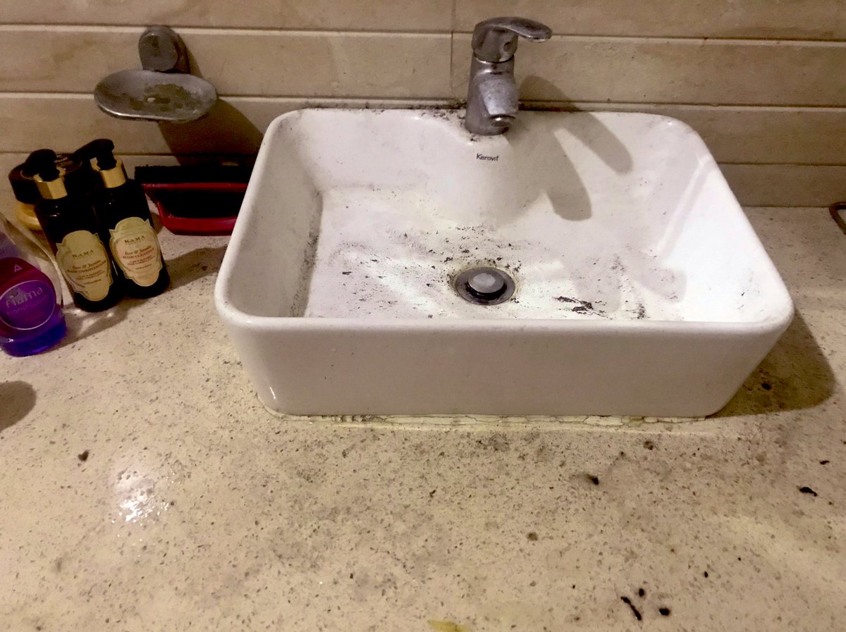 syudoing's tweet photo. 宅飲み中でも気にせずリビングのエアコン修理して、洗面台を気にせず汚しまくって帰るエアコン修理屋さん。メンタル強い。 https://t.co/VcQ2FMNjDy