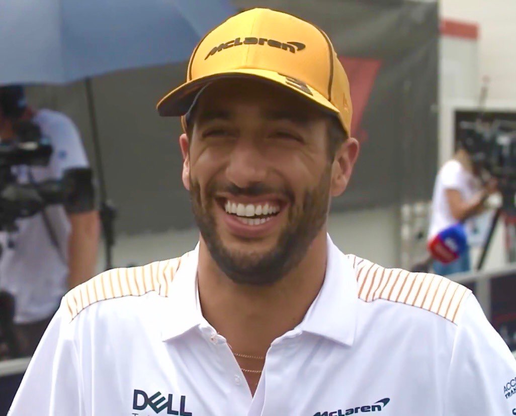 formulagirlybr's tweet photo. 📸 | As adms só queriam compartilhar o quão felizes elas estão em poder ver esse sorriso sem máscara depois de mais de um ano! 

(Na França é permitido ficar sem máscara ao ar livre) 

#DR3BR #DR3 #F1 #FrenchGP ✨ https://t.co/o0fAIQIiep