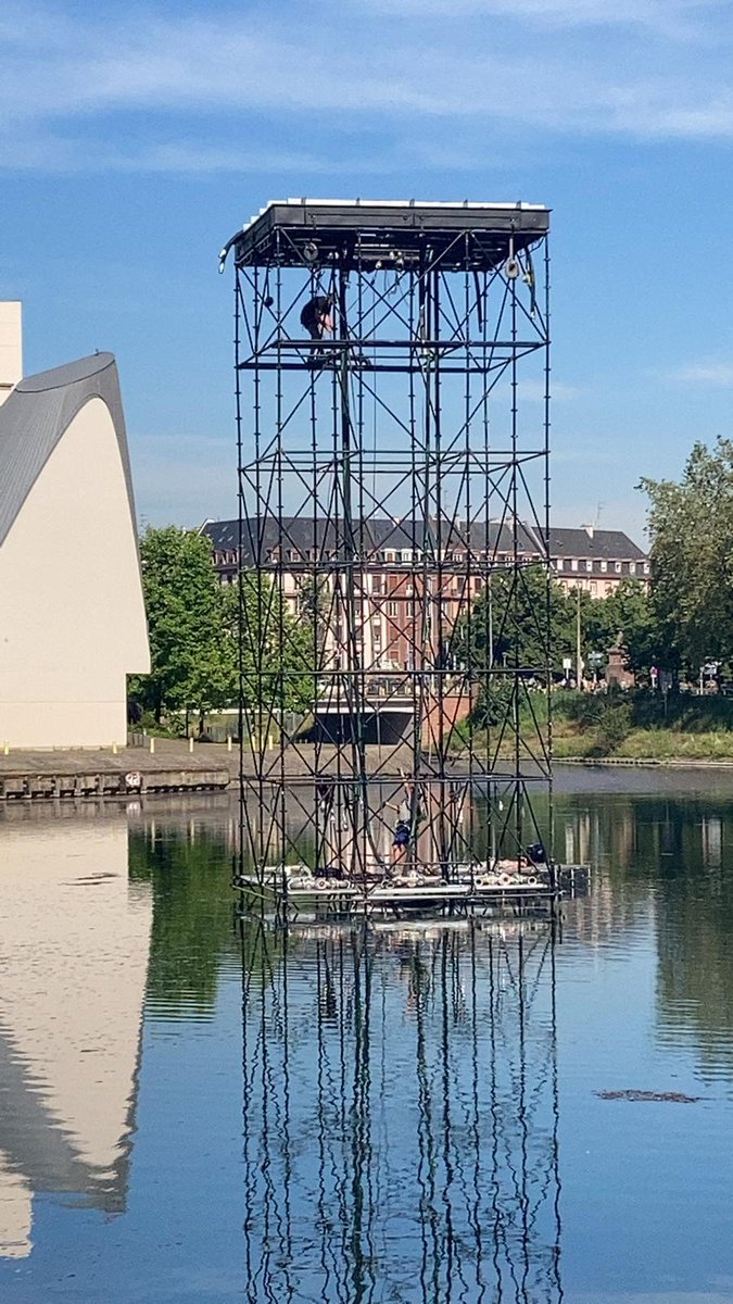 emotionsbycrys's tweet photo. #WORKINPROGRESS
Mais quelle est donc cette impressionnante structure ?! Haute de 12m, elle est en cours d'installation par nos équipes techniques au cœur du bassin d'Austerlitz à Strasbourg. On vous en dit + dans qq jours !  
#explorer #inspirer #respirer #strasbourg  #Eau #Water https://t.co/MQ3BqBPniz