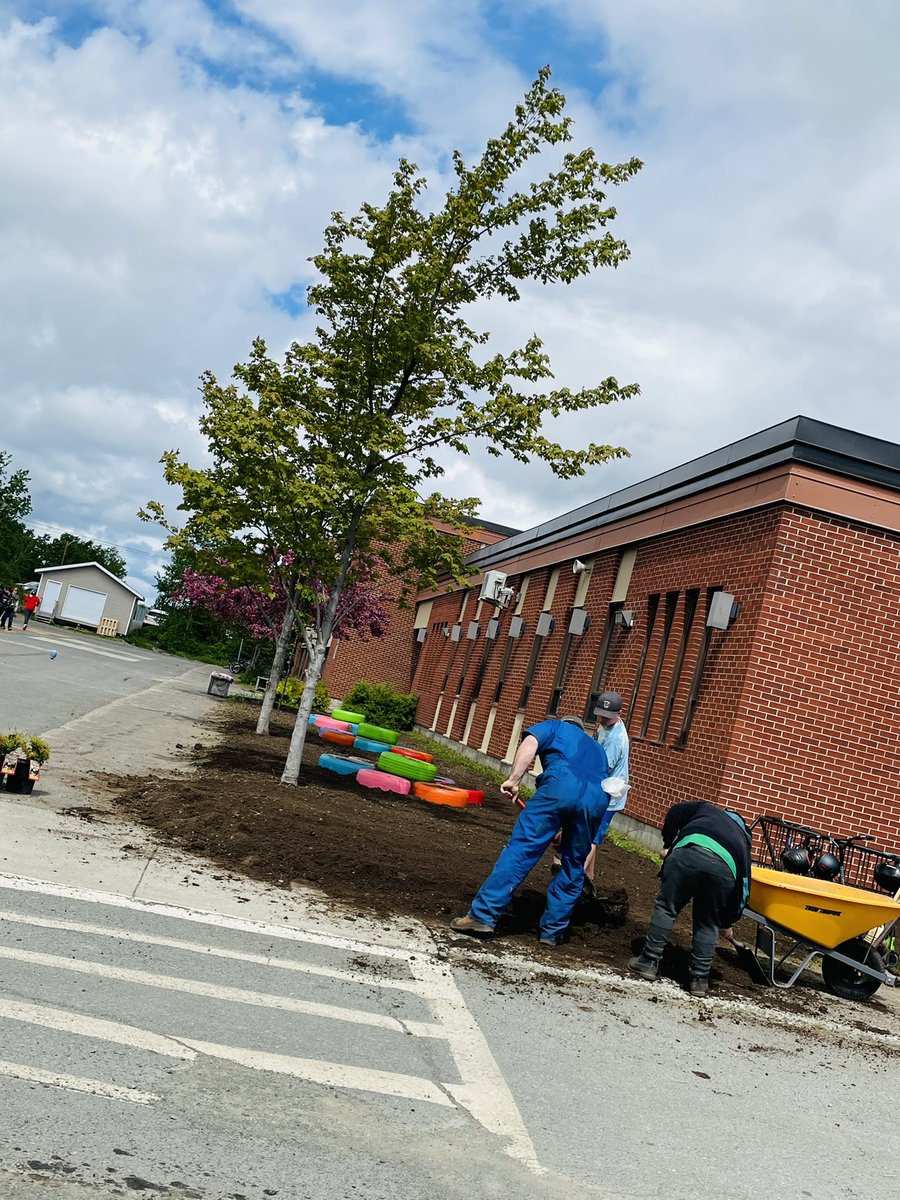 SprucewoodAcad's tweet photo. Our deep learning BEE 🐝 project continues!! We repurposed these old tires by paining and turning them into planters! We are about to plant some flowers for the bees🐝  stay tuned!! https://t.co/5H62XP6lyA