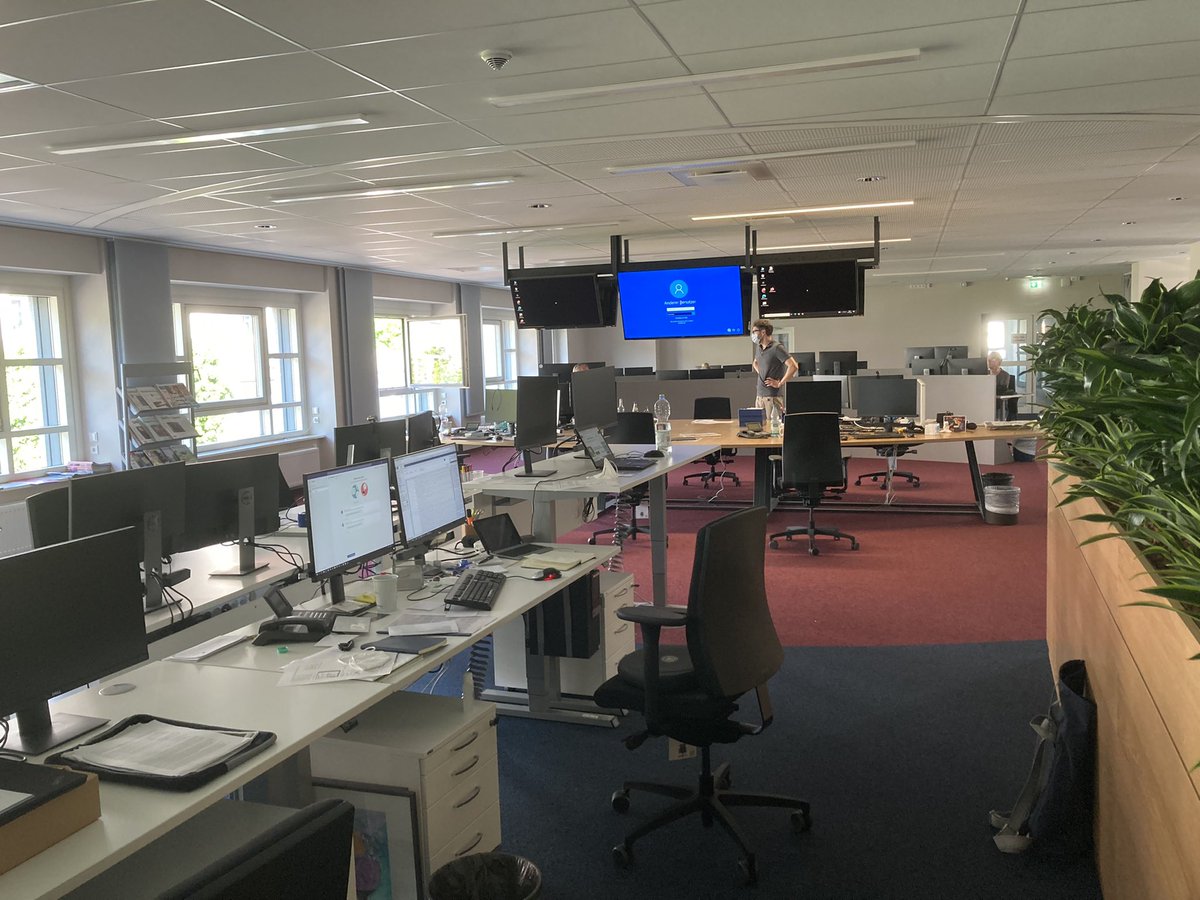 aboeLE17's tweet photo. Und zum Schluss noch Grüße an die Kolleginnen & Kollegen in allen Newsroooms; @hannah_suppa: „Die, die Stellung halten“ ; da grüßen wir doch vom @lvz Newsroom aus dem heißen #Leipzig zurück 👍… #beBETA2021 @madsack https://t.co/1dYe5IJEmh