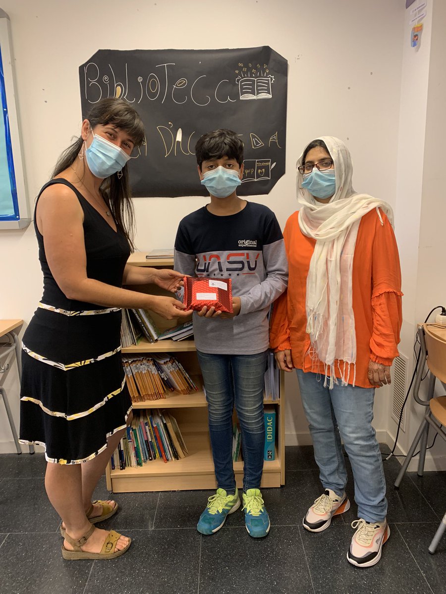 LlenguesA's tweet photo. Avui el Daïm, el participant d’aula d’acollida d’@aimerigues al Concurs de Lectura en Veu Alta, ha rebut un regal d’@llegirenveualta. Enhorabona, estem molt orgullosos! #CLVA 📢📚🔝 https://t.co/ggiKX6PU1p