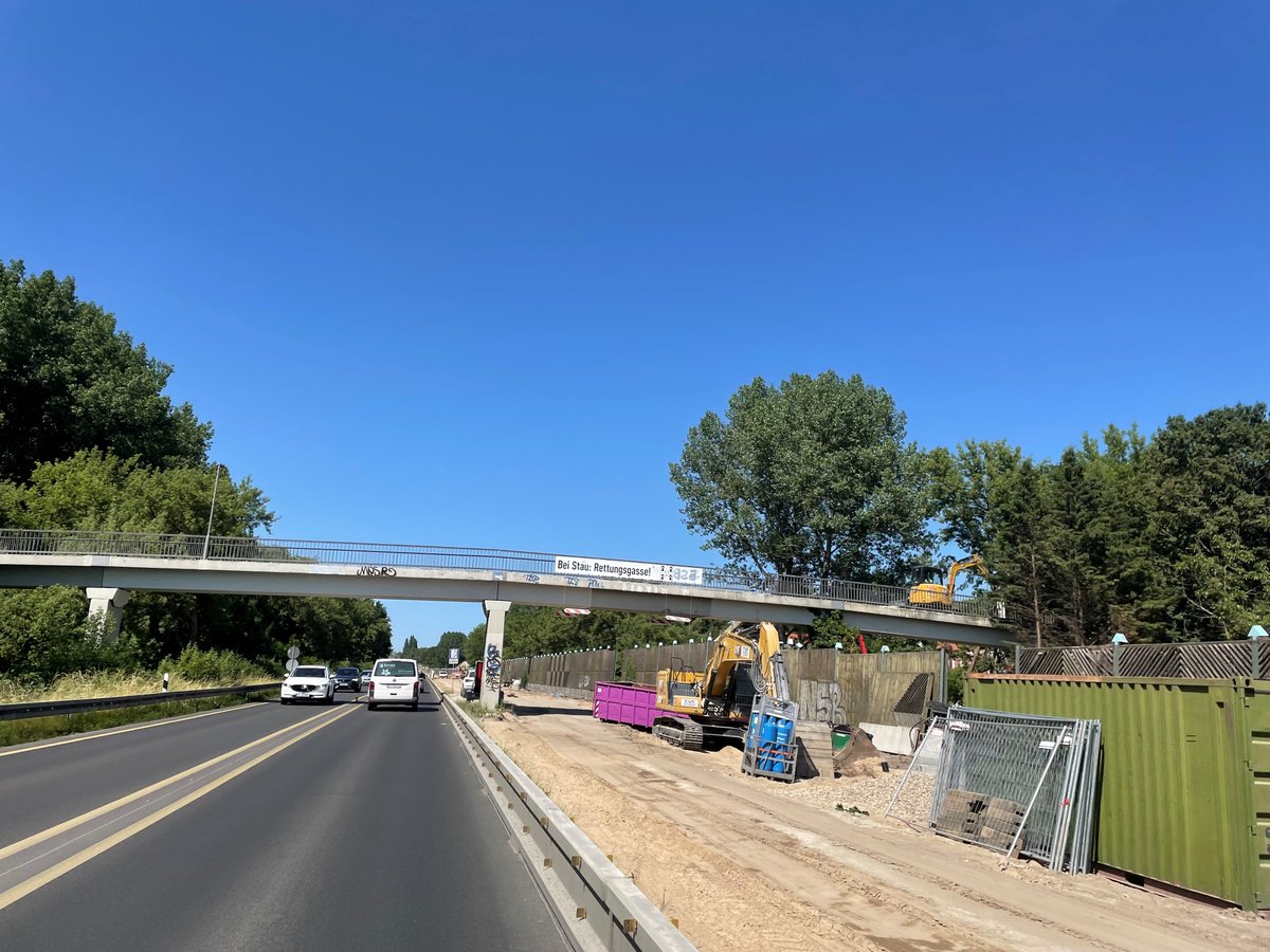 Verkehrsinformationszentrale Berlin Viz Berlin On Twitter Zum Abriss Der Hebammensteigbrucke Wird Die A114 Ab 20 00 Uhr Bis Max Montagmorgen 05 00 Uhr Zwischen Prenzlauer Promenade Und Dreieck Pankow A10 In Beiden Richtungen