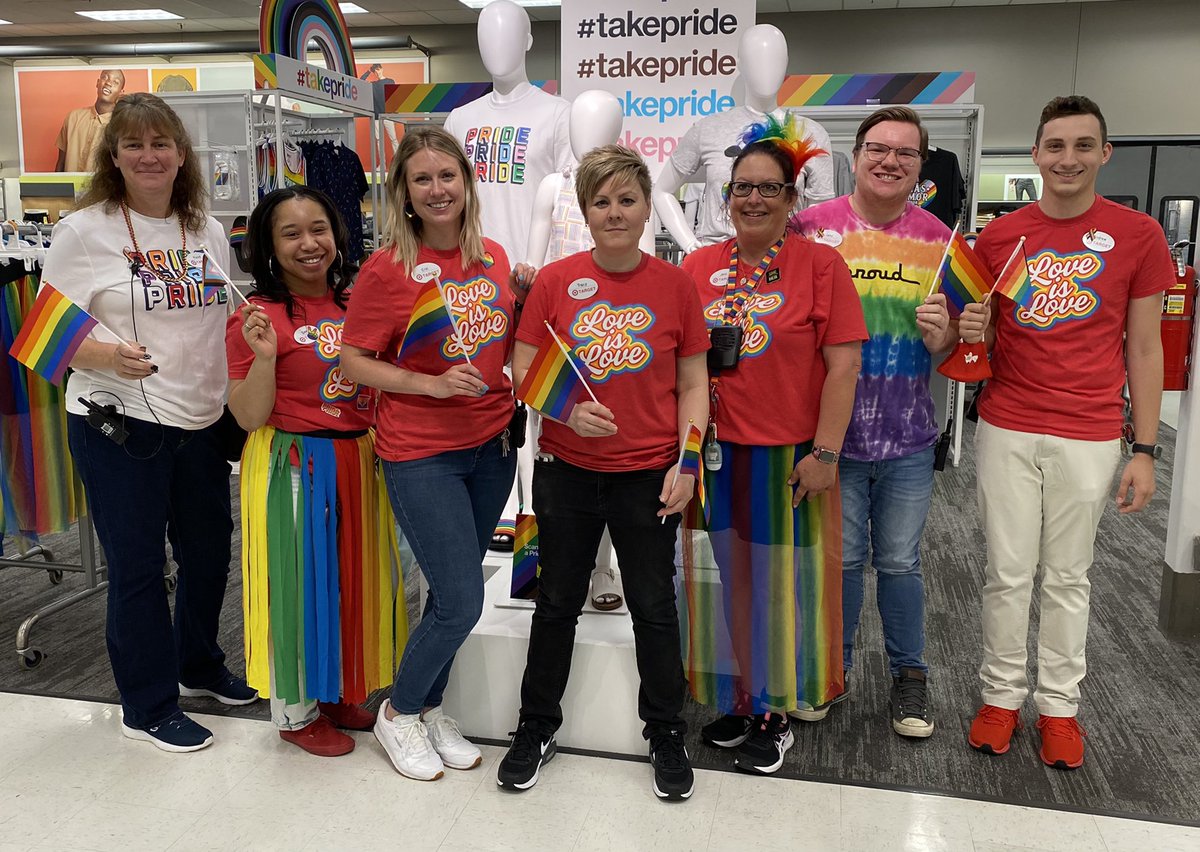 ErinMateyak's tweet image. Some of my favorite ❤️ days at Target are the days we can celebrate each other and show support 🏳️‍🌈 Last week at T-0278 we celebrated inclusivity. Striving to empower and support our Team Members and Guests 🎯#TargetPride #WorkSomewhereYouLove #Target @jillianTarget @Summer_K_W