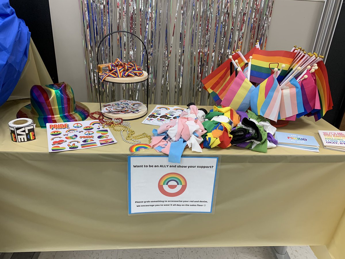 ErinMateyak's tweet image. Some of my favorite ❤️ days at Target are the days we can celebrate each other and show support 🏳️‍🌈 Last week at T-0278 we celebrated inclusivity. Striving to empower and support our Team Members and Guests 🎯#TargetPride #WorkSomewhereYouLove #Target @jillianTarget @Summer_K_W