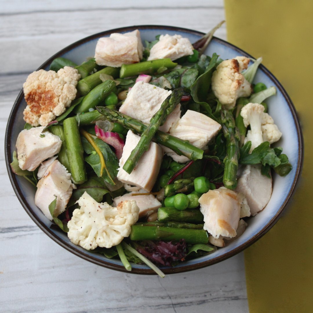 FarmToFit's tweet image. Savoring every last second of spring the only way we know how...with our Chicken Asparagus Pine Nut Salad. 😍

Fresh asparagus &amp;amp; pine nuts add a fulfilling crunch, while a combo of sautéed onions, pink peppercorn, &amp;amp; white balsamic vinegar offer bursts of flavor. 💥