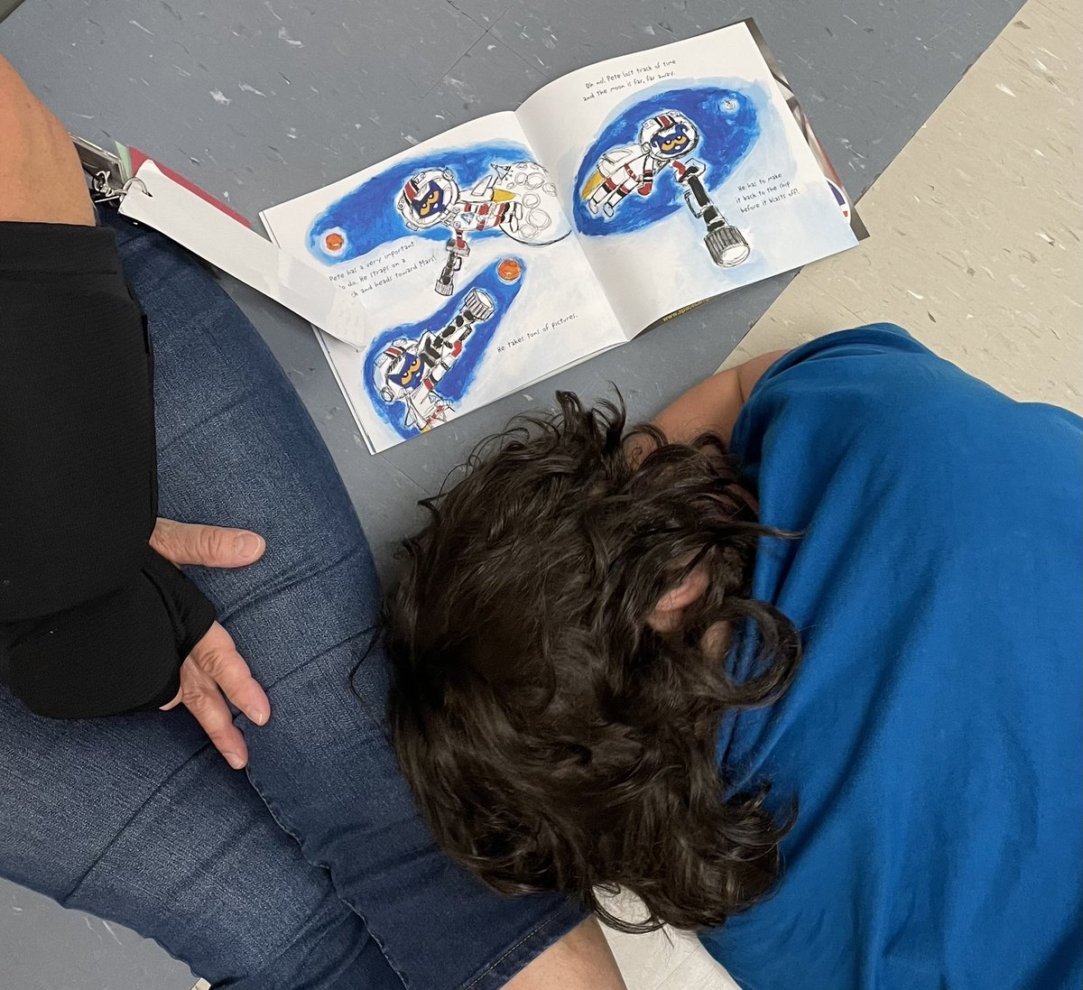 MarshallJ2032's tweet photo. Enjoying Pete the Cat Out of the World for space week in Class B2 @HWDSB #SpringLearningProgram Templemead site @eMac0629 @cherylmpaterson @denise5thompson @SWillis161921 @Michele07622045 @sbrason47 @LindaViola16 @LindaViola16 @McLeanMr @JosieDalley https://t.co/T3gObgbZJq