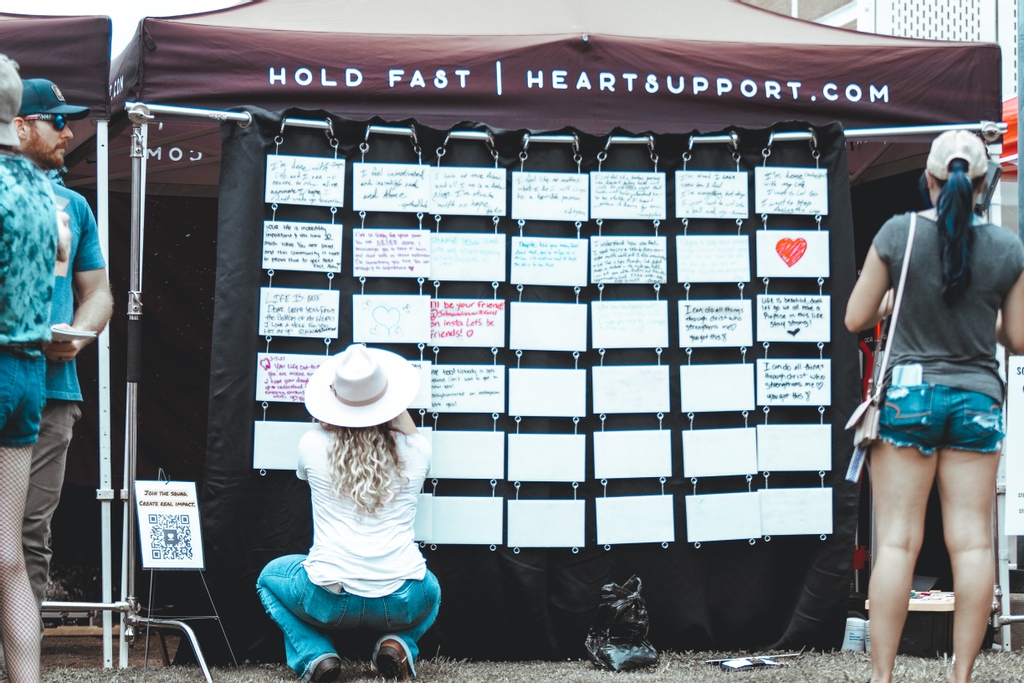 heartsupport's tweet photo. Want to have a huge impact in 5 minutes or less?! Then STOP SCROLLING and head to our support wall! 

Our support wall is an online forum where people anonymously post what they are struggling with and receive encouragement and resources from our community! https://t.co/3pY9LKA5ti