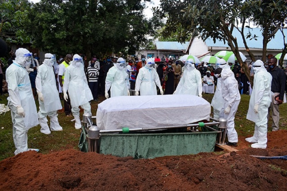 Guverinoma ya Uganda yatangiye gushinjwa kugira COVID-19 iturufu yo gushakiraho amafaranga, nyuma y’uko abaturage bavumbuye ko isanduku yari igiye gushyingurwa byitwa ko ari iy’uwishwe n’icyo cyorezo nta murambo urimo,... 
igihe.com/amakuru/muri-a…