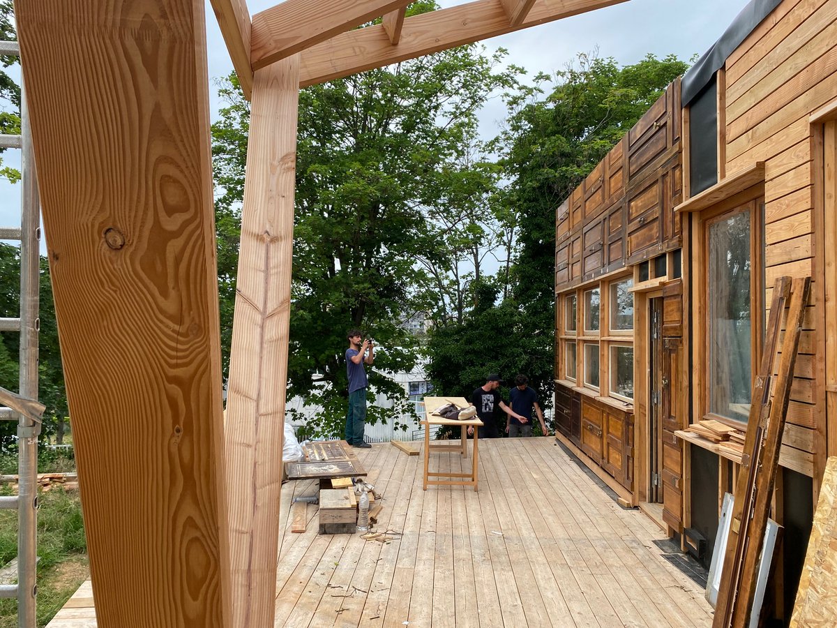 rurban_'s tweet photo. Le chantier #Recyclab #RUrban avance: ces jours-ci la façade de fenêtres et portes #reutilisées
Et une visite: Le journal #Flaneur de Berlin qui prépare un numéro sur la #banlieueparisienne. Un des visiteurs @JustinienT nous a connu a l’occasion d'un article @guardiancities 2015 https://t.co/p0fmnnZYuz