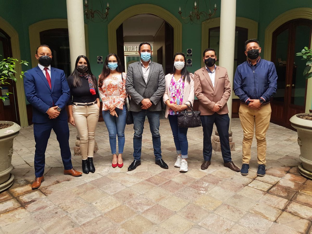 Produccion_Z6's tweet photo. En un encuentro con representantes de @aagentourazuay1, nuestro Director @Diegovidal171 trató varios temas como ilegalidad, pasaportes y conectividad aérea. Se plantearon estrategias para trabajar en los mismos de manera conjunta. https://t.co/0Des2ZD9ze