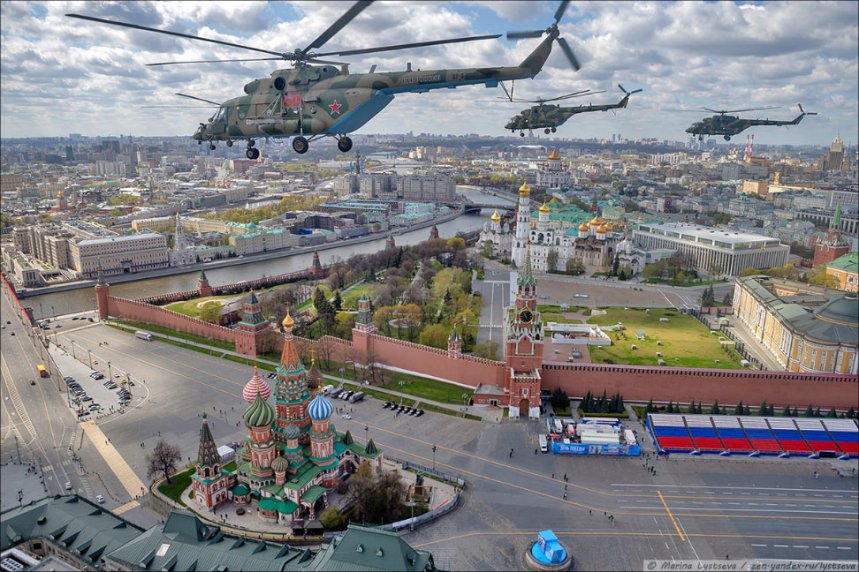 москва с вертолета. красный вертолет над москвой. вертолеты над москвой. вертолет над мкадом. военные вертолеты над москвой.