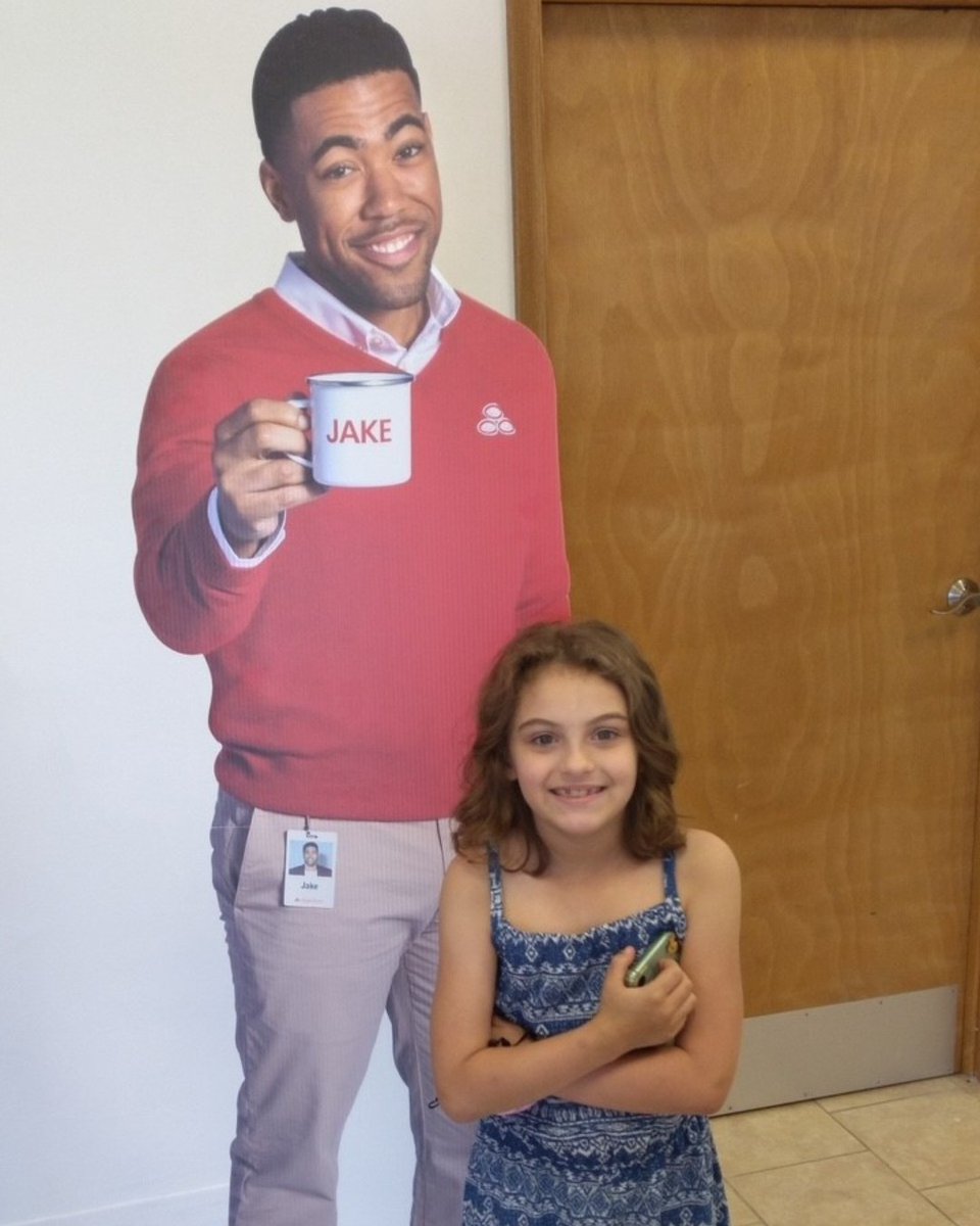 robedwardssrsf's tweet image. Our little neighbor Addy stopped by the office for a visit today. She was super excited to get her picture with Jake!!! :)

#JakeFromStateFarm #StateFarm #HereToHelp #LikeAGoodNeighbor