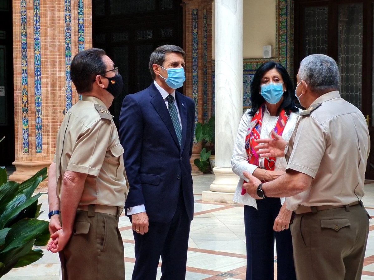 La Secretaria de Estado de Defensa Esperanza Casteleiro y el delegado del Gobierno <a href="/PedroFdezGob/">Pedro Fernández</a> asisten a la ceremonia de entrega de los 58 #PremiosEjército que está noche acoge #Andalucia, Sevilla.