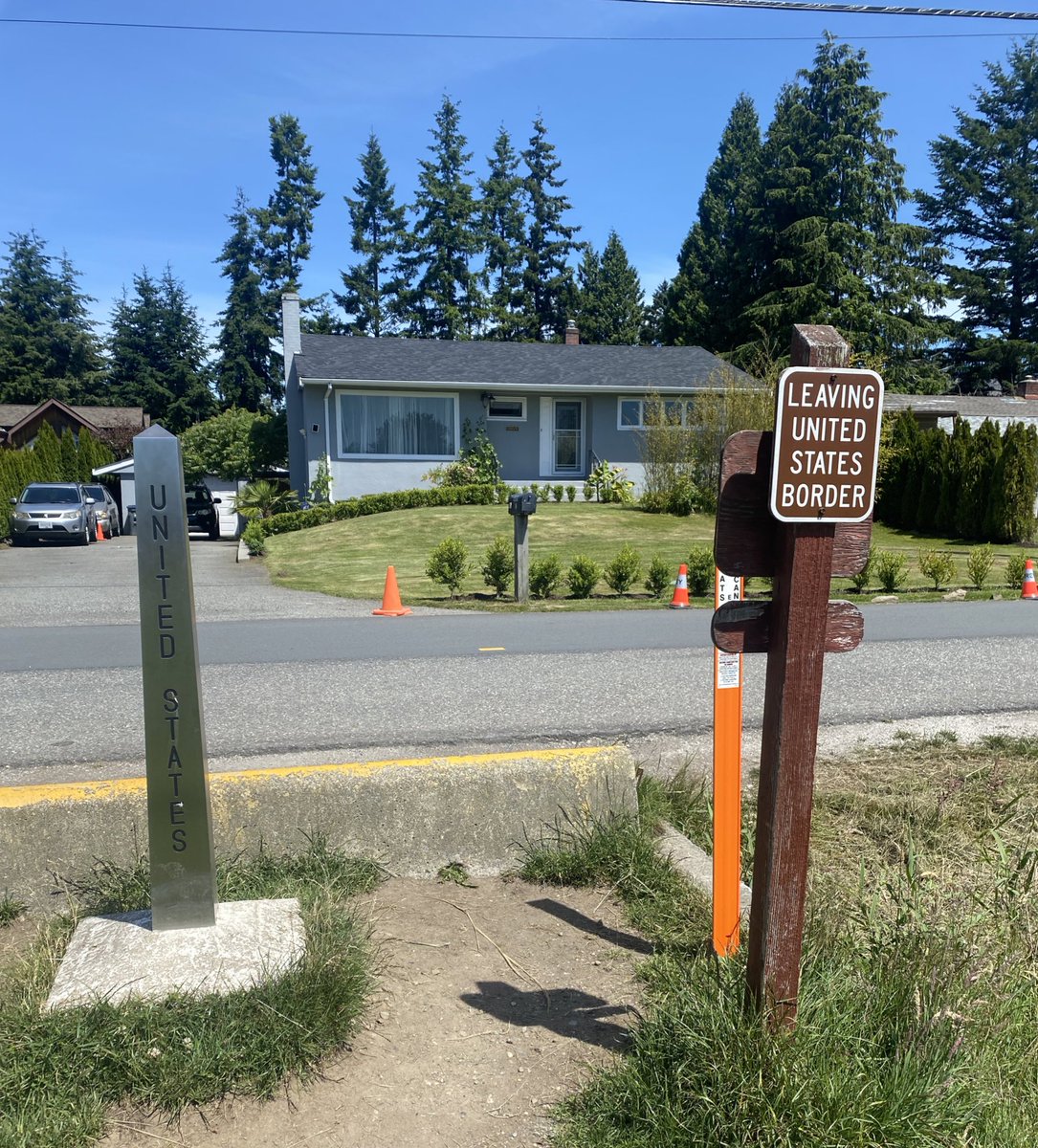 ReynaEMontoya's tweet photo. This is the US/Canada border. Saw multiple people crossed back and forth within 5 minutes and only 1 was asked for ID.. 

I know for sure when politicians talk about border security they don’t refer to this part of the border.. 🤷🏻‍♀️ https://t.co/68TYxGw96u