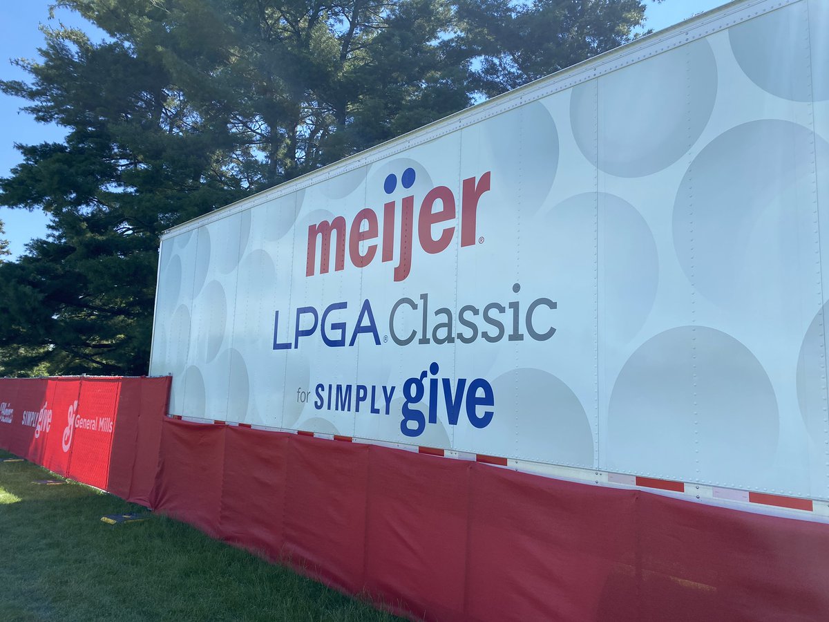 smaloney33's tweet photo. Last summer, Lindsey Weaver was in contention on Sunday at the @AIGWomensOpen with a push cart. This week at @MeijerLPGA she has an Evans Scholar @MSU_ES on her bag. @ESInvite #ThanksChick #ChicksDream https://t.co/geJoNu8m27