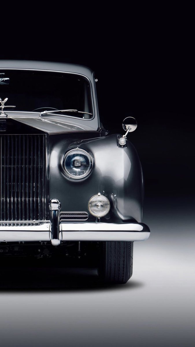 Lunaz Design reprennent d’anciennes Bentley et Rolls, puis les restaurent en les transformant en voitures électriques. Admirez
