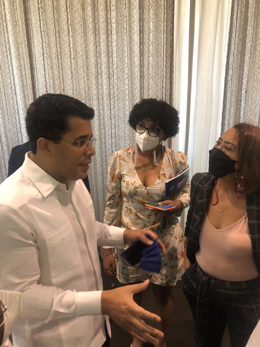 Muchas Gracias al ministro <a href="/DavidColladoM/">David Collado</a> por acompañarnos hoy en el lanzamiento de la revista @turismodominicano <a href="/TurismoRD/">Ministerio de Turismo RD</a> <a href="/adompretur/">ADOMPRETUR</a>