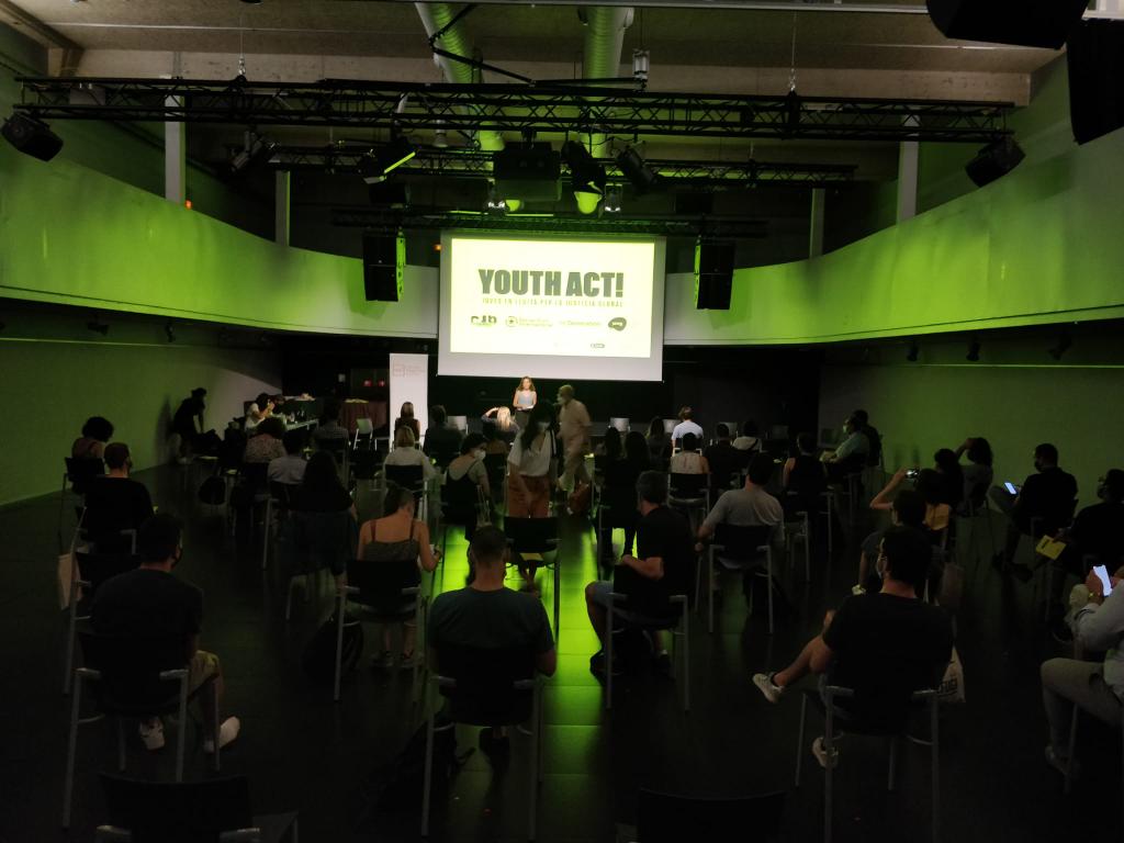 cjbcn's tweet photo. Comencem la presentació pública de #YouthAct 🌏🌎🌍 Estem molt contentes de poder fer visible la feina compartida amb @ReGenerationUPF @JOVIScom_UPF i @ServeiCivilCat. https://t.co/1KbwbM46JS