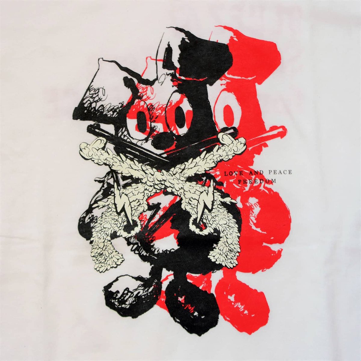 Instantfame_'s tweet photo. INSTANT FAME×roarguns×dunkwellのBLUEZ⚡コラボTシャツ。6/20よりroargunsのオンラインストアにて受注生産の受付を開始することになりました。6月20日(日) ～ 6月27日(日) 20:00まで、roargunsのオンラインストアのみの受付です。電話受注並びに店頭での受注は行いません。https://t.co/4ADg8hIATk https://t.co/rQb3D5v8Z4