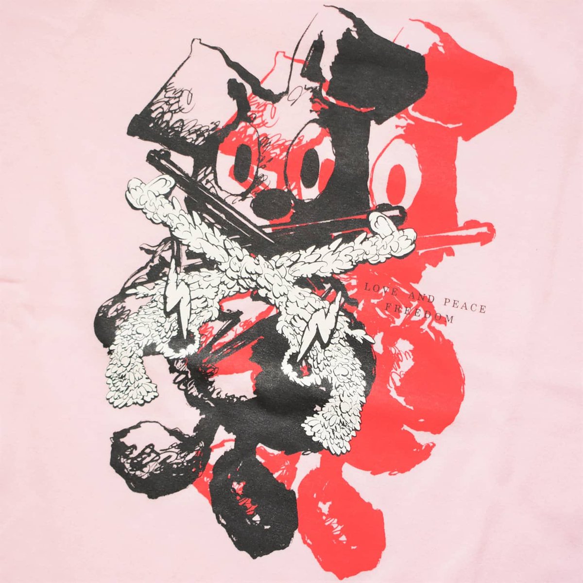 Instantfame_'s tweet photo. INSTANT FAME×roarguns×dunkwellのBLUEZ⚡コラボTシャツ。6/20よりroargunsのオンラインストアにて受注生産の受付を開始することになりました。6月20日(日) ～ 6月27日(日) 20:00まで、roargunsのオンラインストアのみの受付です。電話受注並びに店頭での受注は行いません。https://t.co/4ADg8hIATk https://t.co/rQb3D5v8Z4