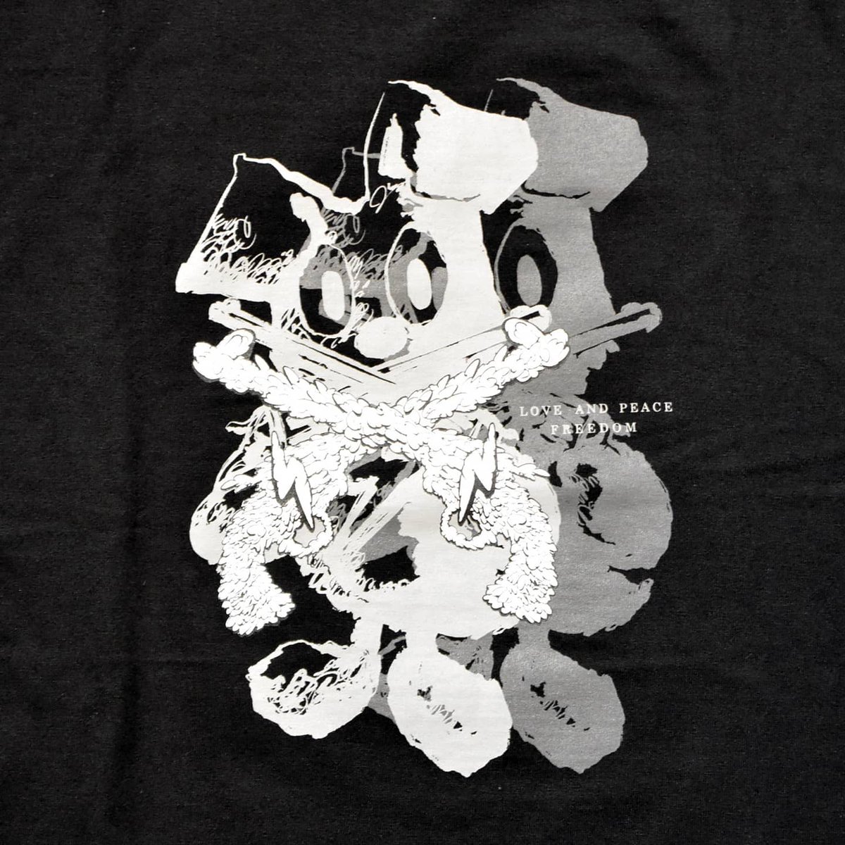 Instantfame_'s tweet photo. INSTANT FAME×roarguns×dunkwellのBLUEZ⚡コラボTシャツ。6/20よりroargunsのオンラインストアにて受注生産の受付を開始することになりました。6月20日(日) ～ 6月27日(日) 20:00まで、roargunsのオンラインストアのみの受付です。電話受注並びに店頭での受注は行いません。https://t.co/4ADg8hIATk https://t.co/rQb3D5v8Z4