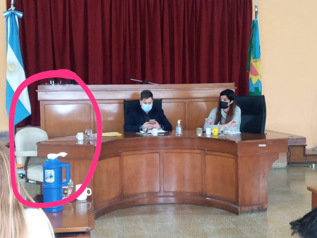 SantyMaidana's tweet photo. Hoy era el momento para que el @MovimientoEvita venga al HCD a dar explicaciones por las supuestas irregularidades en el manejo de los fondos del Estado con el Programa #PotenciarTrabajo El Frente de Todos✌🏼en su máxima expresión #NosDejaronPlantados @marianouset  @crosalesmuni https://t.co/Vy6TR4zb7o