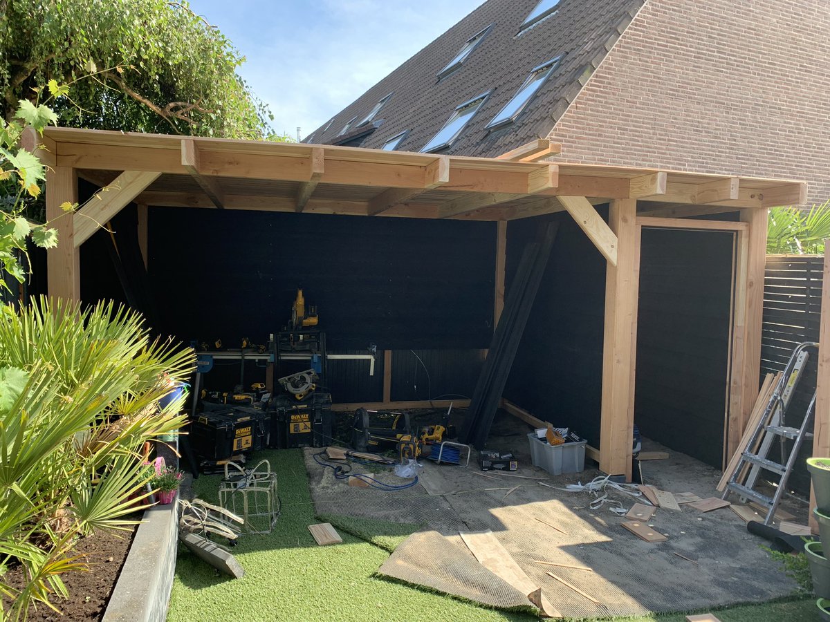 Sabrientje2's tweet photo. Einde dag 2, morgen verder met het epdm op het dak en de electra.
#begintwatteworden #teamoverkapping https://t.co/JdRUYcHPIy