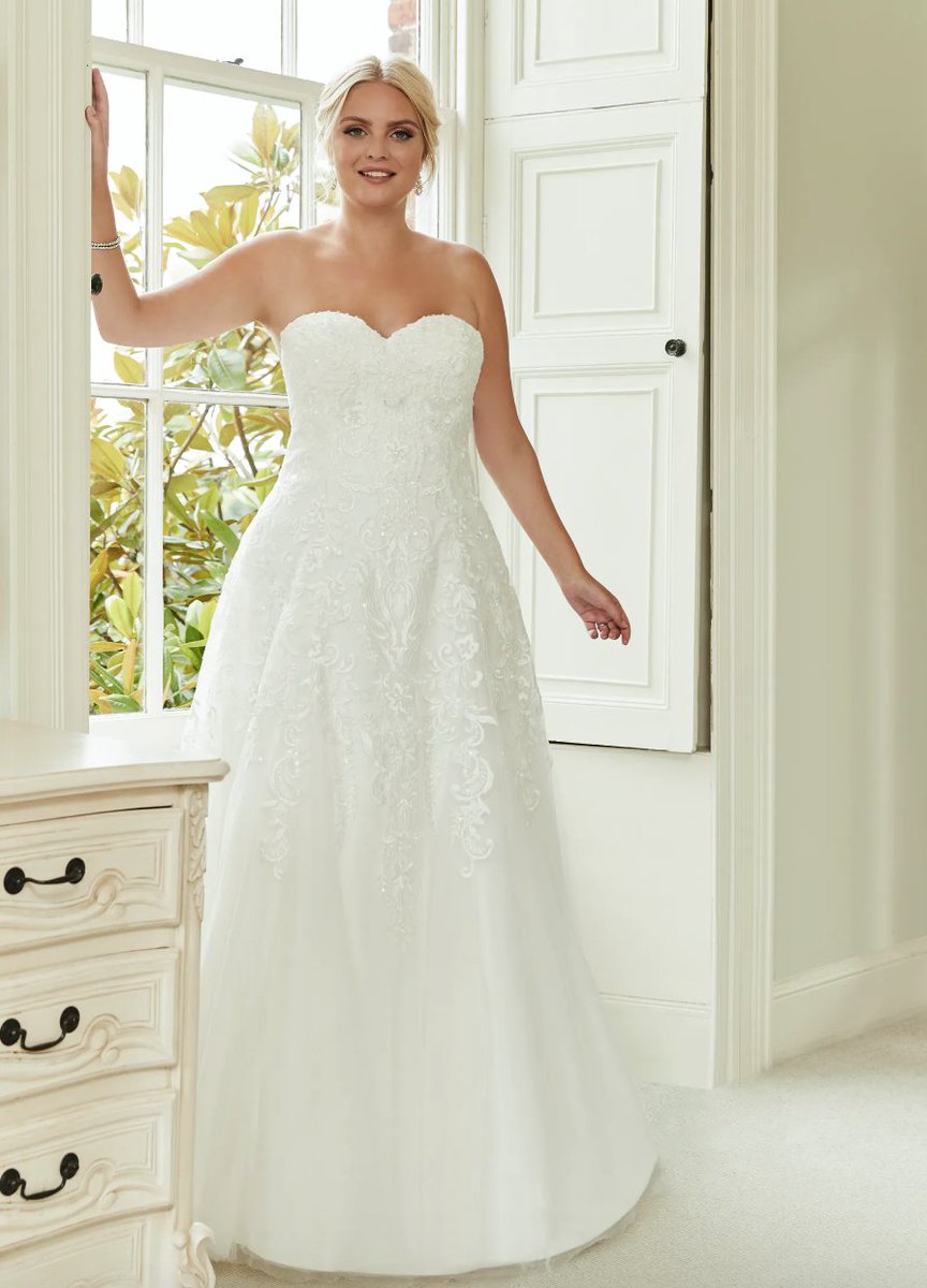 LAUREN-MAY | The collection wouldn't be complete without a stunning strapless style and this is just gorgeous. We love the pretty lace and flattering silhouette. bit.ly/39e2xAt

#silhouettebridal #celebrateyourcurves #romanticacollections