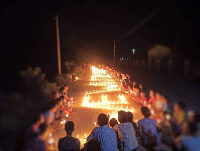 Mnoe53289617's tweet photo. On the night of June 17, residents from Oattu Village staged candlelight strike against military dictatorship. #OurGovernmentNUG #WhatsHappeningInMyanmar #June17Coup https://t.co/3EwpCfbDHB
