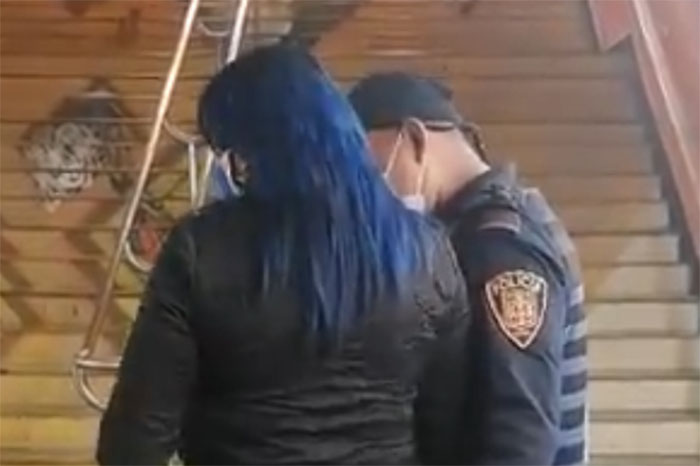 vozmichoacan's tweet photo. ⚠️ #DISCRECIÓN VIDEO SENSIBLE | Policía manosea a mujer en ropa interior en el Metro de la CdMx; lo separan del cargo
👉 https://t.co/1wIpMGJ0PH https://t.co/HH1fC8wher