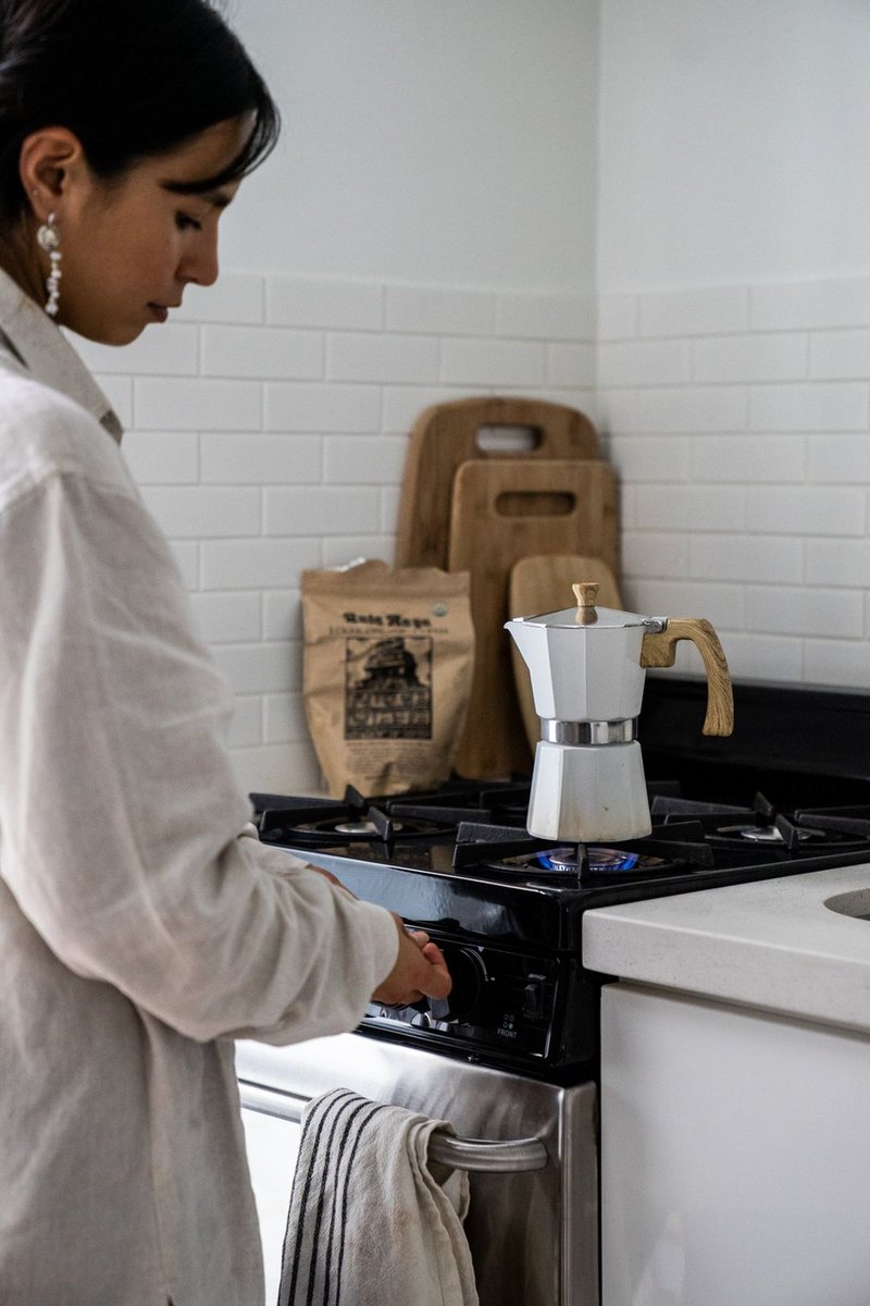 Stovetop espresso maker, Moka Pot, "la greca." Whatever you call it, this compact and simple-to-use coffee percolator is considered a household staple throughout Latin America and Europe. Read the brew guide on our blog!
rutamayacoffee.com/blogs/blog/mok…