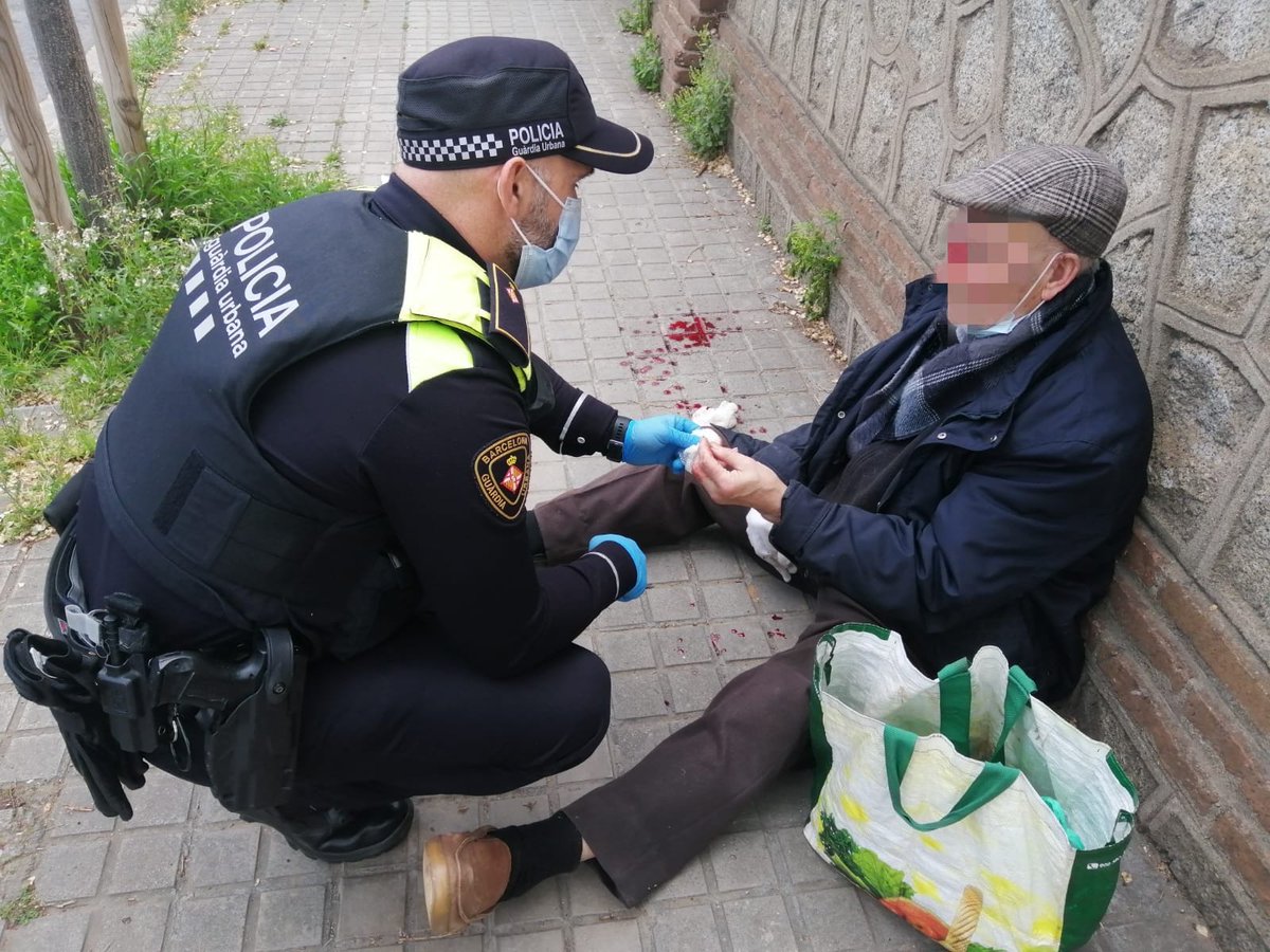 👴🏻 El passat diumenge, aquest home de 92 anys va caure al carrer i una patrulla de #gubSA el va atendre, demanant suport a <a href="/semgencat/">SEM. Generalitat</a> i localitzant el seu fill, gràcies a la seva bona memòria.
💙 Honorem la gran gent gran, perquè són pou de saviesa i sense ells estaríem perduts.