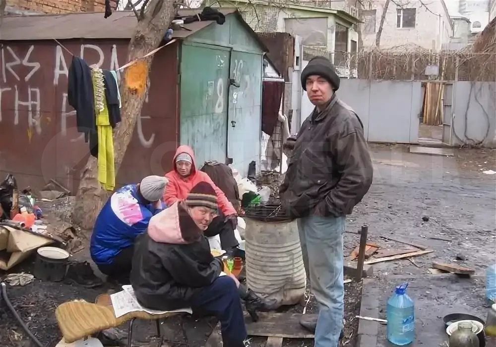 Бомж возле. Алкаши в гараже.