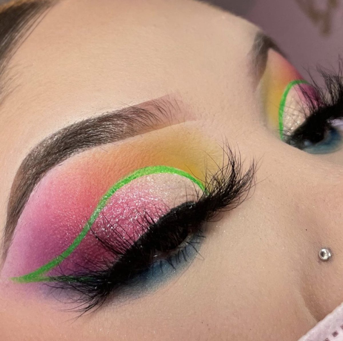 KimchiChic's tweet photo. This gorgeous summer look by @ makeup2fab (IG) is what's getting us out of bed this morning 😩 🙌 She used the Mango Tango palette for those gorgeous fruity pigments! @KimChi_Chic 
Shop: https://t.co/0DALmzQMAa
#kimchichicbeauty #kimchibabe #mangotango #hotgirlsummer #juicynine https://t.co/WZgRIMF1aq
