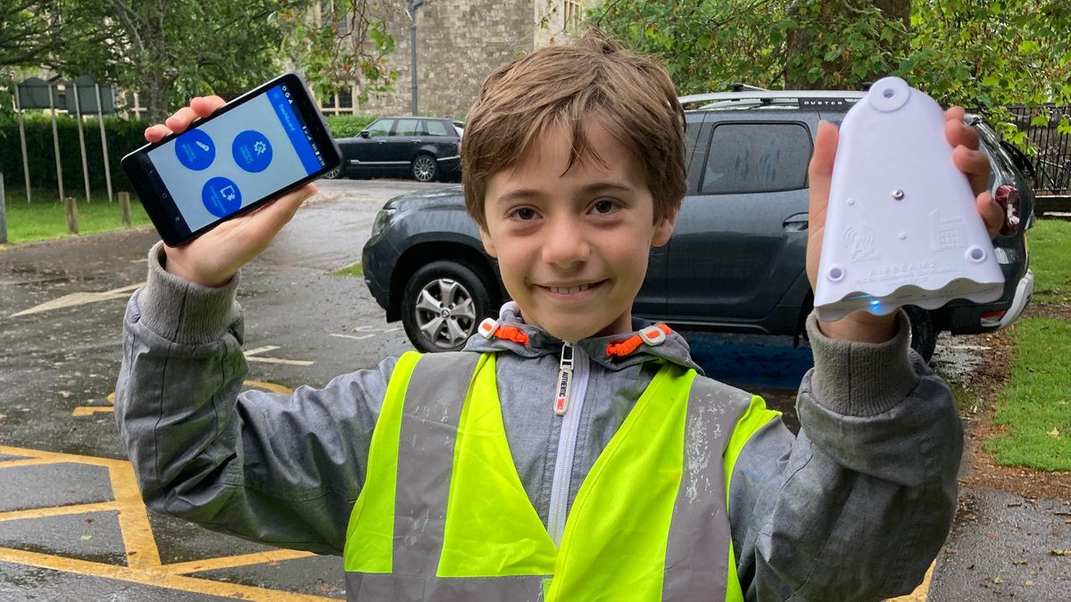 Pupils at Western Rd school in Lewes were celebrating #cleanairday by monitoring pollution levels at school pick up and drop off. Tomorrow we'll look at the data with years 5 and 6. A great start to working towards a cleaner air school! <a href="/CycleLewes/">CycleLewes</a>