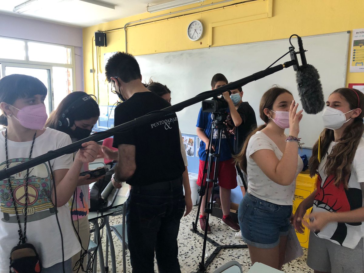 Llor_Fundacio's tweet photo. 📹🎬 Avui dia especial de gravació del #curt Creat per 2n d'ESO sota la direcció del @joseluisfilmmaker Gràcies per tot el que ens estàs ensenyant!
#Llor #ESOLlor #InteligènciesMúltiplesLlor #ProjectesLlor #EnsDivertimAlLlor https://t.co/3qoYD3z7rT