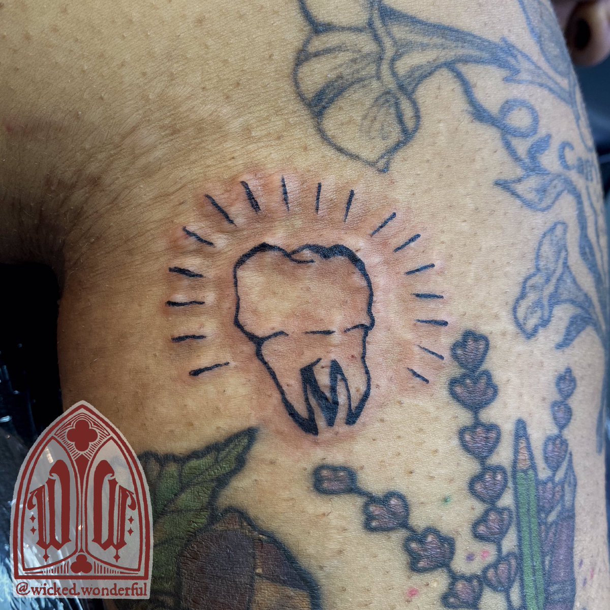 peachkinn's tweet photo. Lil tooth flash on Rain from last week!! This was a HARD area and I learned SO much! They also brought me this amazing collection of their work, absolutely check out their page @miquashi !!!!
#minicomic #tattooapprentice #toothtattoo #apprenticetattoo https://t.co/cYXzQi1cn1